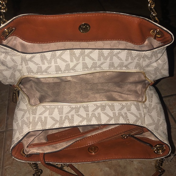 MK Purse - Picture 3 of 3
